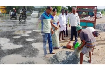 என்ன மனுஷன்ய்யா... சொந்த செலவில் சாலையை சீரமைத்த காவல்துறை அதிகாரி!