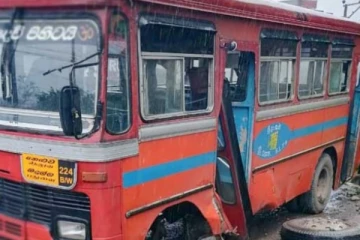 මගීන් රැගෙන ගිය බසයේ ඉදිරිපස රෝදය ගැලවී යයි