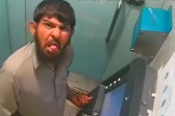 ATM இல் விழுந்த கார்ட்... அடுத்த நொடியே இயந்திரத்தினை உடைத்த நபர்! இறுதியில் யாரும் எதிர்பாராத திருப்பம்.....!