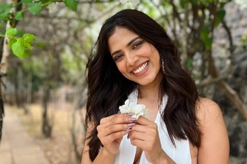 உன் நடிப்பு சரியில்லை, கிளாமர் போட்டோவுக்கு தான் ரசிகர்கள் இருக்காங்க: ட்ரோல் செய்தவருக்கு மாளவிகா மோகனன் பதிலடி