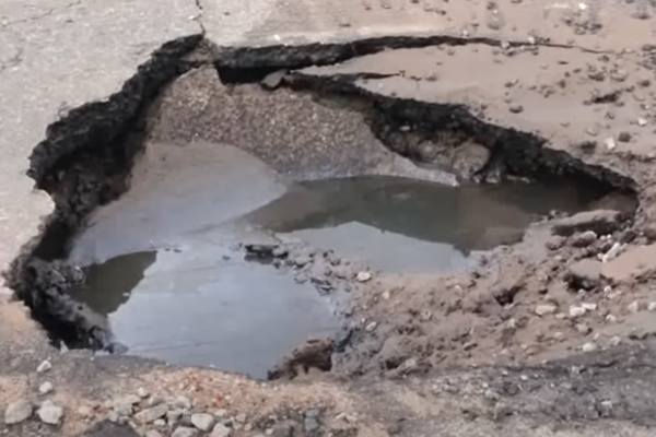 கொழும்பில் திடீரென தாழிறங்கிய வீதியால் ஏற்பட்ட சிக்கல் | Road Section Sinking In Borella Police Request