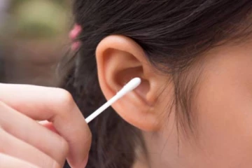 காது குடைந்து கொண்டே இருப்பதால் ஏற்படும் பிரச்சினைகள் என்னென்ன தெரியுமா?