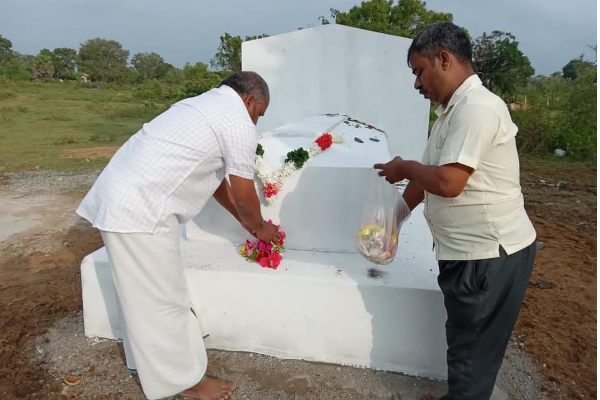 மாமனிதர் சிவனேசன் வித்துடல் புதைக்கப்பட்ட இடத்தில் கஜேந்திரன் அஞ்சலி (Photos) | Sivanesan Gajendran Justice மாமனிதர் சிவனேசன் வித்துடல் புதைக்கப்பட்ட இடத்தில் கஜேந்திரன் அஞ்சலி (Photos) | Sivanesan Gajendran Justice