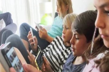 சிறுவர்களுக்கு சமூக வலைத்தளம் பயன்படுத்த தடை விதித்த நாடு