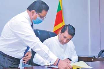 பதவியிலிருந்து தூக்கியெறியப்பட்ட அமைச்சர்!