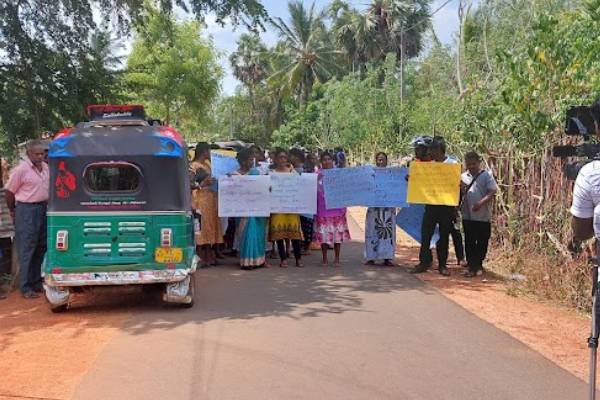 வவுனியாவில் சடலத்துடன் நடந்த போராட்டம்! (படங்கள்) | Demonstration Dead Body Vavuniya Demanding Justice