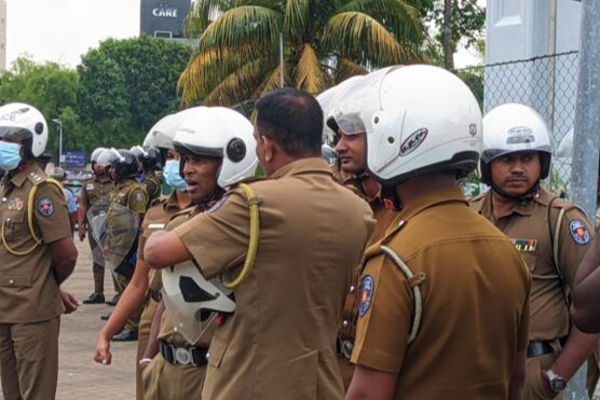 கொழும்பில் பெருந்தொகை கடவுச்சீட்டுகளுடன் சிக்கிய நபர் : விசாரணையில் வெளியான அதிர்ச்சித் தகவல் | General Information On Passport Man Arrest Colombo
