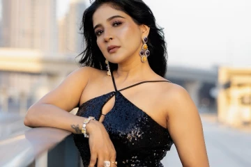 நடிகை சாக்ஷி அகர்வால் ஹாட் போட்டோஷூட்