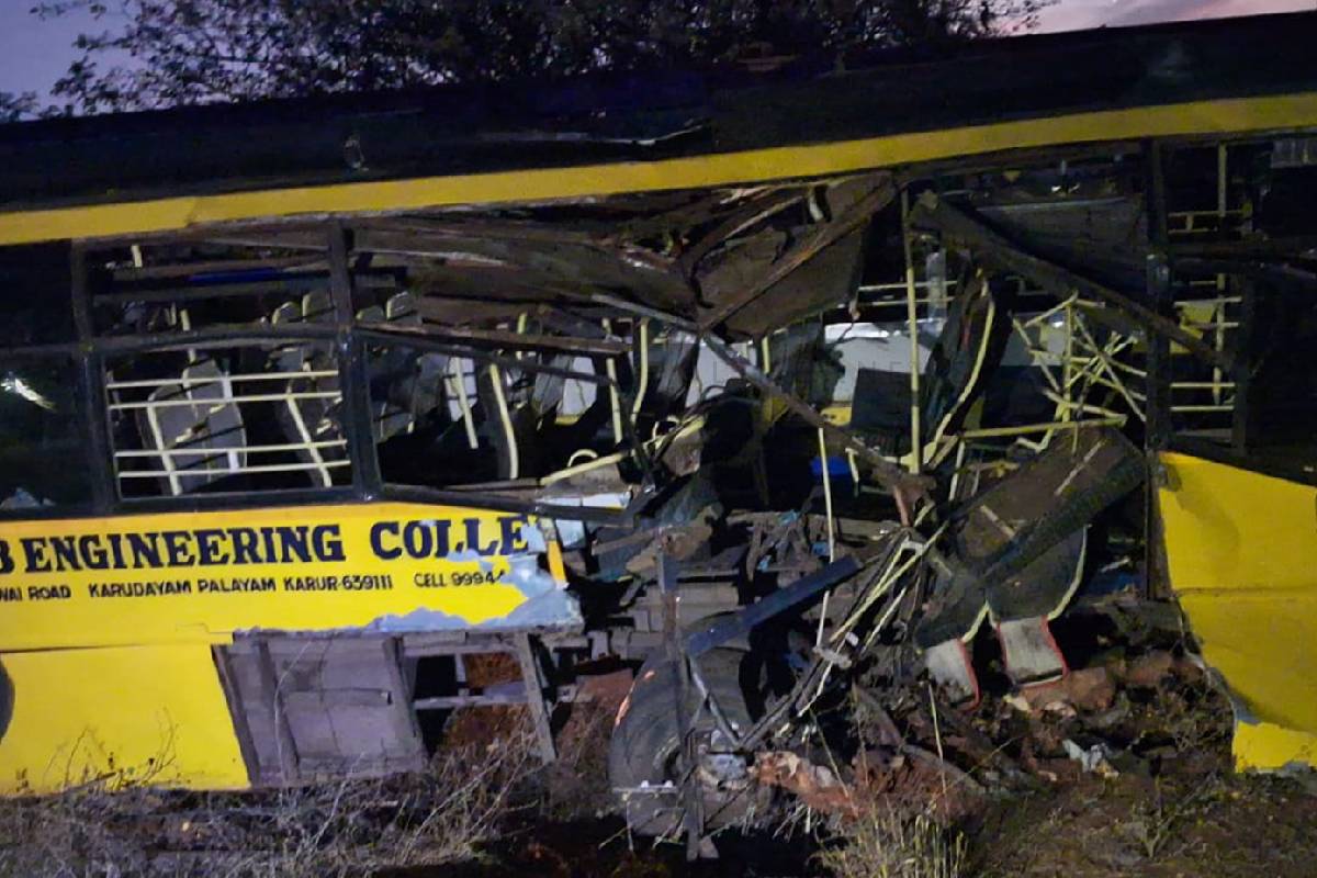 கல்லூரி பேருந்து மீது ரயில் மோதி விபத்து - 20 மாணவர்கள் காயம் | Goods Train Hit College Bus Karur Students Injured