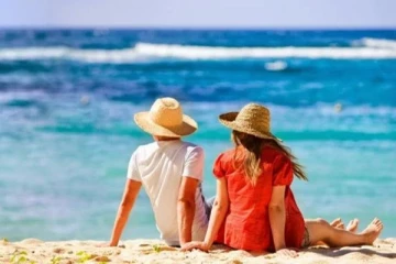 வெளிநாட்டு தம்பதியினருக்கு இலங்கையர் ஒருவர் செய்த மோசமான செயல்