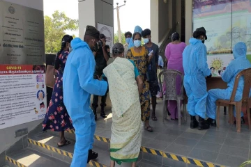 அரச ஓய்வூதியம் பெற்றுக்கொள்ள இன்றும் மக்கள் வங்கிகளிற்கு வருகை