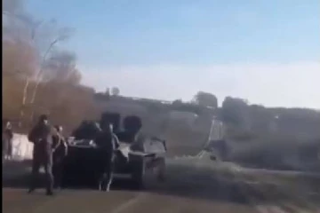 பெற்றோல் இல்லாமல் நின்ற ரஷ்யா டாங்கி...கேலி செய்த உக்ரேனியர்: வைரலாகும் காணொளி