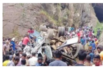 පස්සර බස් අනතුරෙන් මියගිය ගණන ඉහලට... අඩි 200ක ප්රපාතයට බසය පෙරිලිමේ සිද්ධියට අදල CCTV දර්ශනය