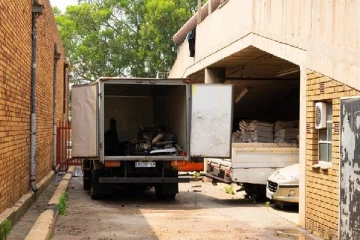 குடியிருப்பு ஒன்றில் வீசிய துர்நாற்றம்: விசாரித்த அதிகாரிகளுக்கு காத்திருந்த அதிர்ச்சி