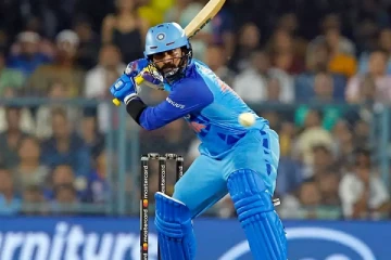 தினேஷ் கார்த்திக்கினால் எனது இடத்திற்கு ஆபத்து.. இந்திய அணியின் துடுப்பாட்ட வீரர்