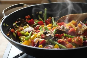 இந்த காய்கறிகளை எப்போதும் சமைக்காம சாப்பிடவே கூடாதாம்