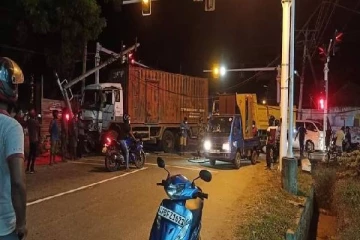 யாழில் கனரக வாகனங்கள் நேருக்கு நேர் மோதி பாரிய விபத்து