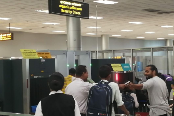 கட்டுநாயக்க விமான நிலையத்தில் கைதான ஸ்ரீதரன் | Man Arrested In Katunayake Airport
