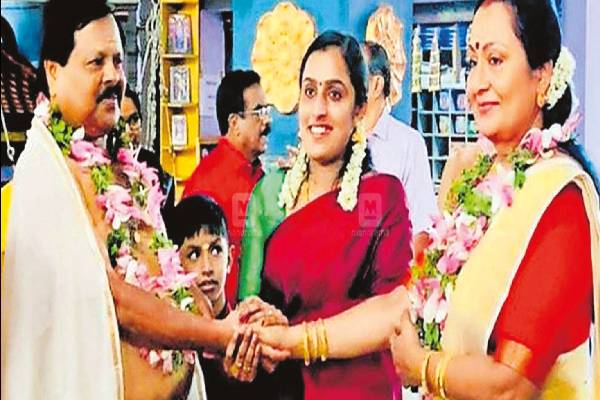 விதவை தாயாருக்கு திருமணம் செய்துவைத்த  மகள்;  பலரையும்  நெகிழவைத்த சம்பவம்! | A Daughter Married To A Widowed Mother