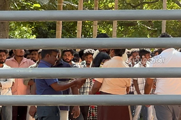 புதுக்குடியிருப்பு ஆடைத்தொழிற்சாலை முன்பாக பதற்றம்! பொலிஸார் பாதுகாப்பு கடமையில் | Mullaitivu Accident And Protest