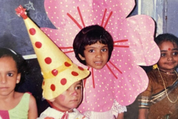 இந்த புகைப்படத்தில் இருக்கும் முன்னணி நடிகை யார் தெரியுமா.. அட இவர் தானா | Popular Tamil Actress Childhood Picture