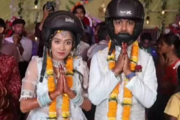 ஹெல்மெட் மாற்றிக் கொண்டு திருமணம்.., பின்னணியில் இருக்கும் தந்தையின் பாசம்