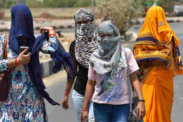 போலீஸ் செய்த உதவியால் கையெடுத்து கும்பிட்ட மூதாட்டி! நெகிழ வைத்த வீடியோ | Police Bought Chappal For Old Lady