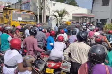 யாழ்.எரிபொருள் நிரப்பு நிலையத்தில் குழப்பம் (PHOTOS)