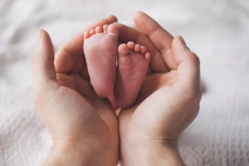 பிரித்தானியாவில் முதன்முறையாக ஒரு குழந்தையின் உடலில் மூன்று பெற்றோரின் DNA!