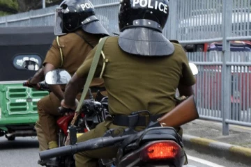 கொழும்பு நகரில் கண்ணீர் புகை குண்டுடன் வலம் வரும் பொலிஸார்! வெளியான புகைப்படங்களால் அதிர்ச்சி