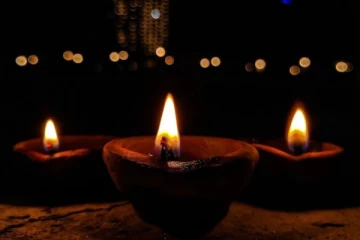 இந்த 4 இடத்தில் விளக்கேற்றினால் போதும்.., லட்சுமி தேவி செல்வத்தை பொழிவார்