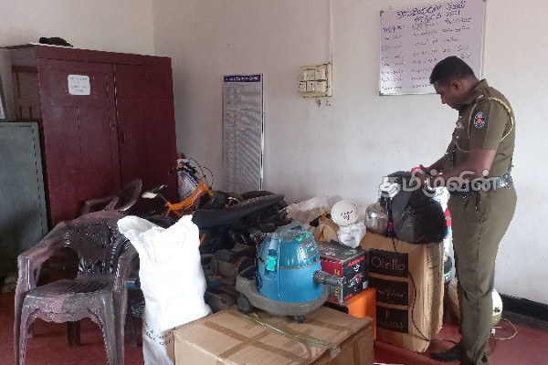 முன்னாள் நாடாளுமன்ற உறுப்பினர் வீட்டில் திருட்டு: ஐவர் கைது(Photos) | Burglary Ex Parliamentarian House Five Arrested முன்னாள் நாடாளுமன்ற உறுப்பினர் வீட்டில் திருட்டு: ஐவர் கைது(Photos) | Burglary Ex Parliamentarian House Five Arrested