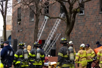 அமெரிக்காவின் அடுக்குமாடி குடியிருப்பில் தீ