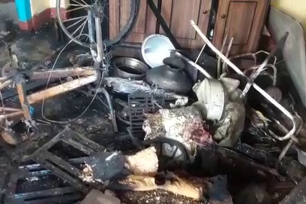 இரவுவேளை திடீர் தீ விபத்து: முற்றாக எரிந்த வீடு! மூவருக்கு நேர்ந்த நிலை | Dayagama Apartment Home Fire Accident Damage