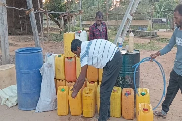 முல்லைத்தீவில் சட்டவிரோத கசிப்பு உற்பத்தி! முற்றுகையிட்ட ஊர் மக்கள்