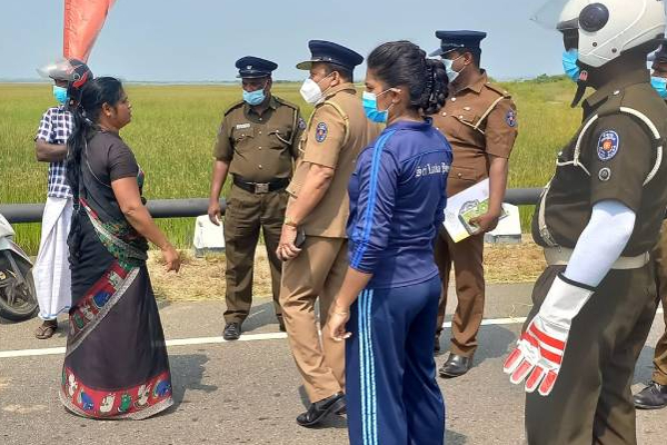 தாய்மாரிடம் அநாகரீகமாக நடத்துக்கொண்ட பொலிஸார்! மட்டுவில் பெரும் பதற்றம் | Jaffna Police Treating Mothers Indecently Mahinda