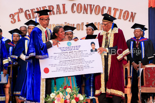 யாழ்.பல்கலைக்கழக பட்டமளிப்பு விழாவில் நெஞ்சை நெகிழ வைத்த தருணம் | 37Th General Convocation University Of Jaffna