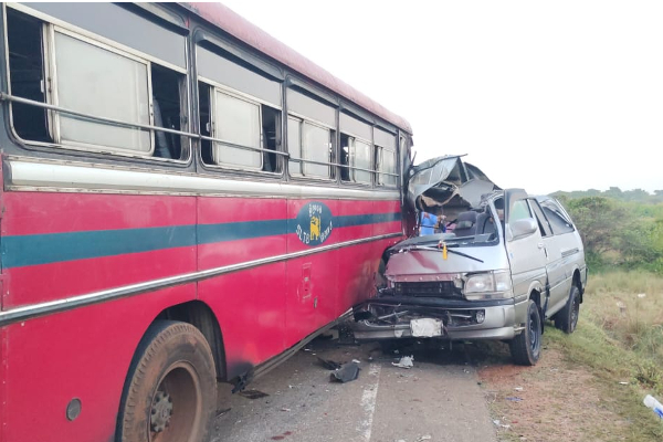 கிளிநொச்சியில் வாகன விபத்து ஒருவர் பலி 9 பேர் படுகாயம் | One Death Nine Injured In Kilinochchi கிளிநொச்சியில் வாகன விபத்து ஒருவர் பலி 9 பேர் படுகாயம் | One Death Nine Injured In Kilinochchi
