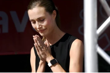 அரை  நிர்வாணத்தில் முத்தம்? மீண்டும் சர்ச்சையில் சிக்கிய பின்லாந்து பிரதமர்!