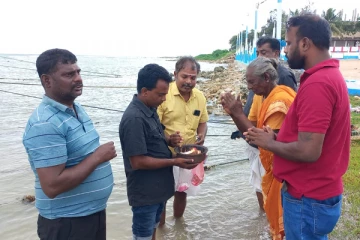 யாழ் வல்வெட்டித்துறை கடற்கரையில் கடற்புலி மாவீரர்களுக்கான நினைவேந்தல் (Photos)