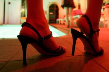 மசாஜ் நிலையம் எனும் போர்வையில் விபசார விடுதி; சிக்கிய அழகிகள்