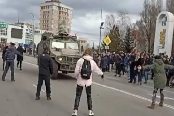 ரஷ்யப் படையினரை எதிர்த்த உக்ரைன் பொதுமக்கள்