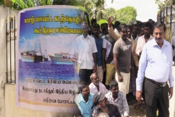 இந்திய கடற்றொழிலாளர்களை கைது செய்ய வலியுறுத்தி யாழில் போராட்டம்(படங்கள்)