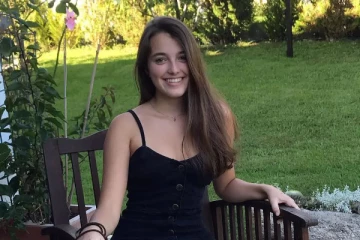 தொண்டையில் சிக்கிய இறைச்சி துண்டு: அதை எடுக்க முயன்று டூத் பிரஷை விழுங்கிய இளம்பெண்