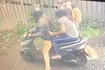 ඔබත් පරිස්සමෙන් මෙවනි පුද්ගලයන් ඔබටත් හමුවේවි.. මහ මග සිදූ වූ අමුතුම සොරකම.. (CCTV VIDEO)