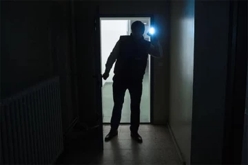 மின்வெட்டில் இடம்பெற்ற சம்பவம்; சிக்கிய நபர்!