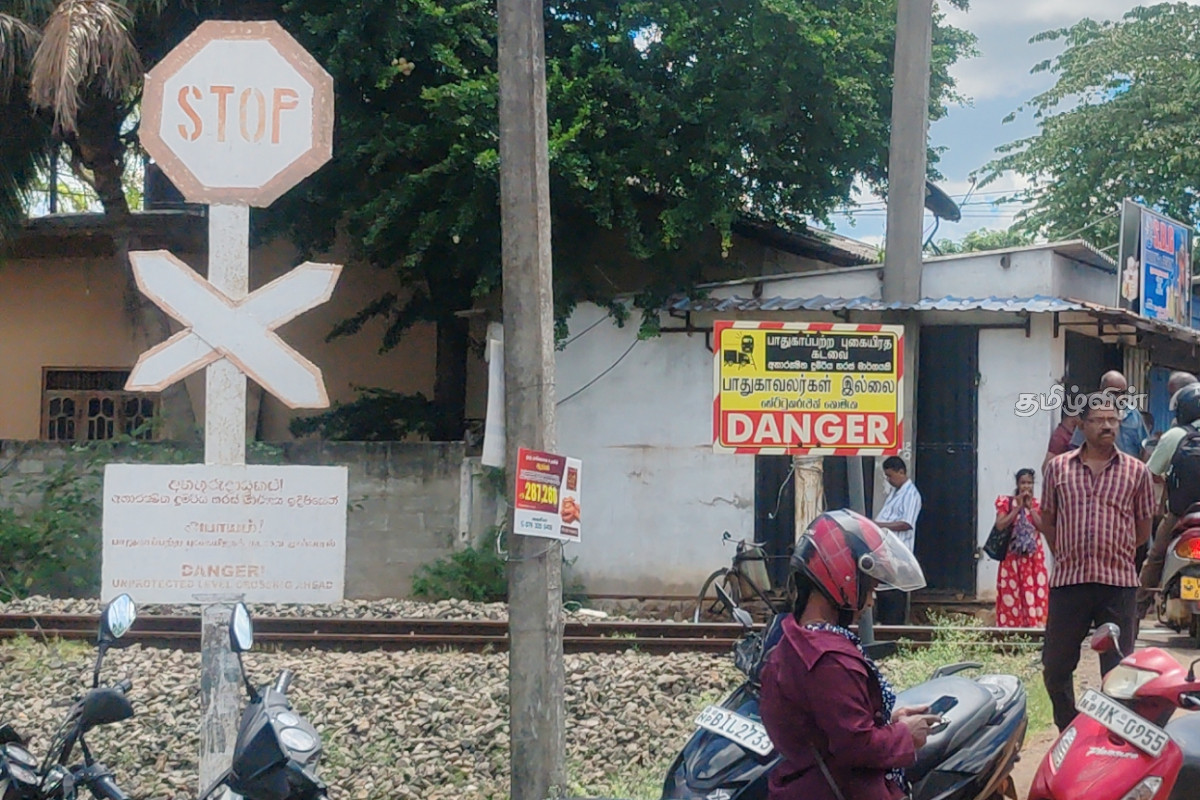 தொடருந்துடன் மோதுண்ட முச்சக்கரவண்டி! சம்பவ இடத்திலேயே பலியான | Vavuniya Thandikkulam Accident