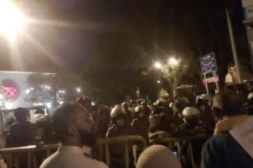 பிரதமர் ரணிலின் வீட்டின் முன்னால் குவிந்த ஆர்ப்பாட்டக்காரர்கள்! பலப்படுத்தப்பட்டுள்ள பாதுகாப்பு(Video)