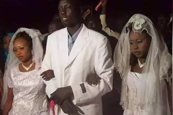 இரண்டு திருமணம் செய்யாத ஆண்களுக்கு சிறை : வைரலாகும் இணைய பதிவு | Jail For Two Unmarried Men