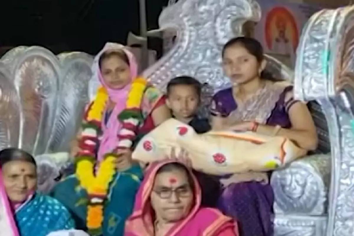 200 ஆண்டுகளுக்குப் பிறகு பிறந்த பெண் குழந்தை… திருவிழா போல வரவேற்ற குடும்பம்! | 200 Years Girl Born In Family Elatives Celebrated